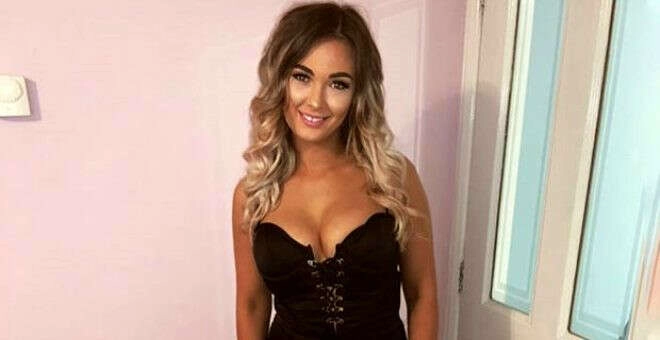 Gülerek fotoğraf paylaşan sağlık çalışanı tepki çekti!