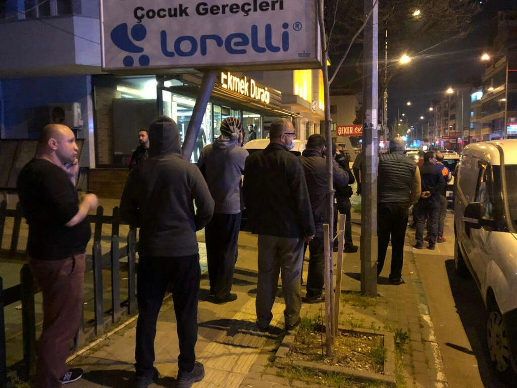 Bursalılar açık fırın ve marketlere akın etti