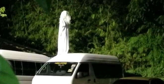 Virüsle mücadelede böylesi görülmedi "Kefenli hayaletler" sokağa çıktı