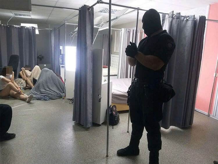 Porno film çekerken basıldılar!