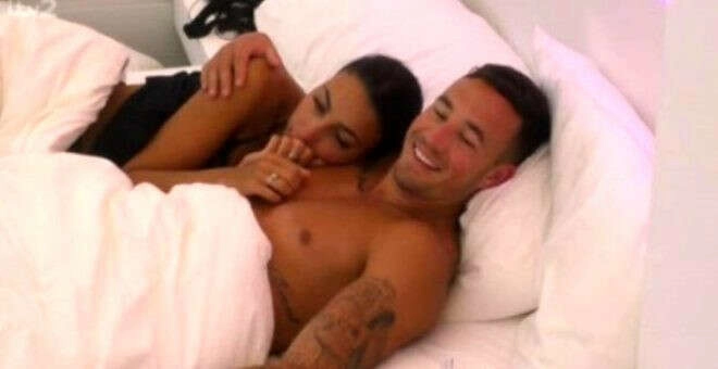 Tanıştıktan iki saat sonra ilişkiye giren yarışmacılara seyircilerden tepki!