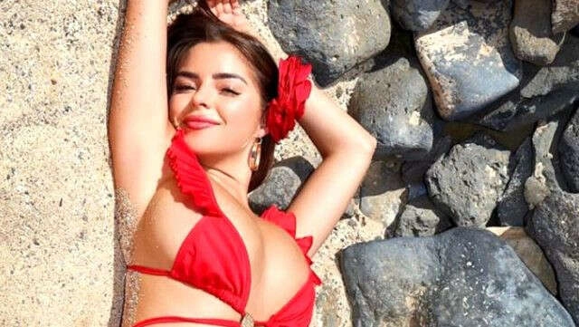 Cesur paylaşımlarına devam ediyor! Kırmızı mayolu pozu ortalığı kasıp kavurdu