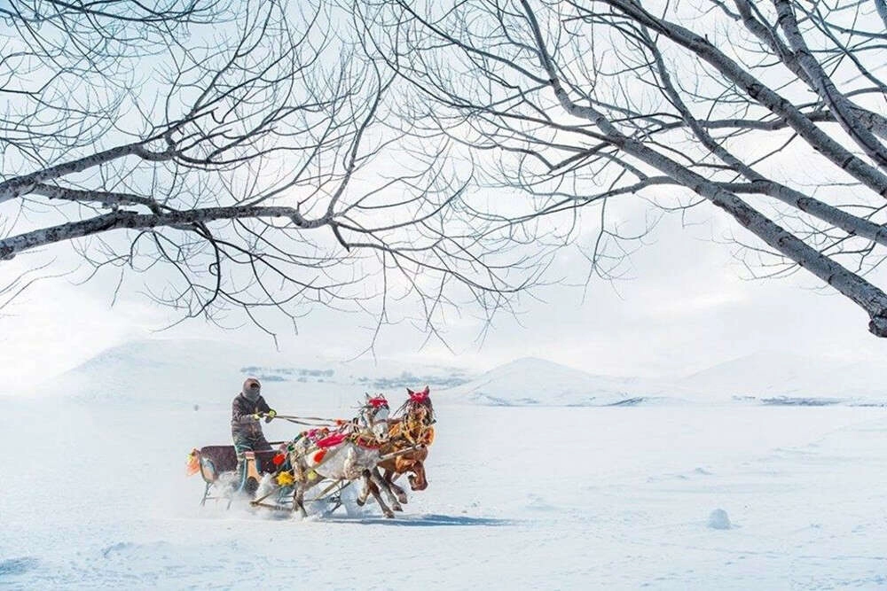 Çıldır Gölü'nde kışın atlı kızak, yazın tekne turu
