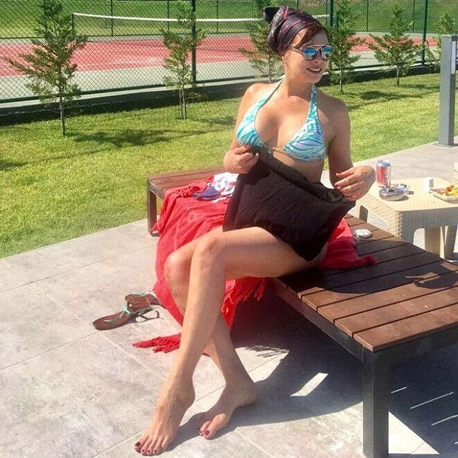 Bikinili pozlarıyla yıllara meydan okuyan 57'lik oyuncu Aydan Şener