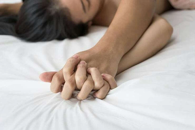 Eşim gizli kanallara giriyor. "Beraber izleyelim" diyorum, istemiyor