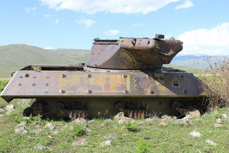Terk edilmiş tankları görenler şaşırıyor! 70 yıldır oradalar...