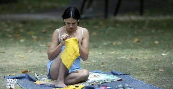 Kimse tanıyamadı! Güzel oyuncu parkta oturup dikiş dikti...