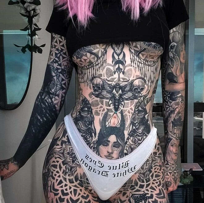 Cinsel organına kadar dövme yaptıran çılgın fenomenin son paylaşımı olay oldu!