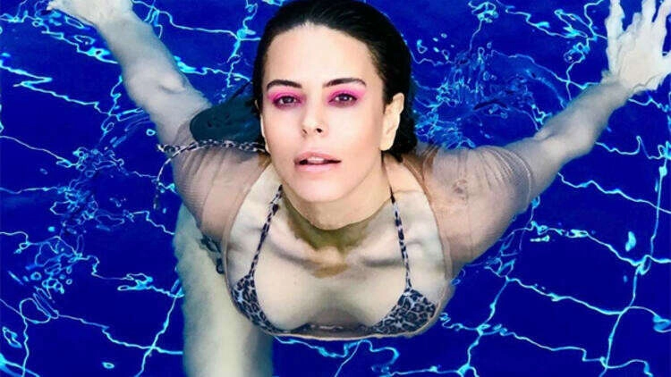 Yaz bitmesin! Simge Sağın'dan cesur pozlar!