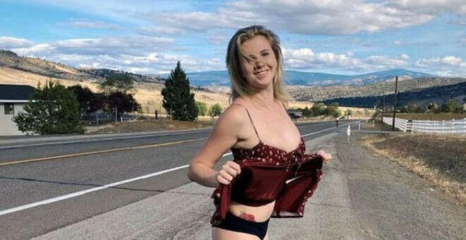 İç çamaşırını tanıtmak için eteğini kaldırıp poz verdi!