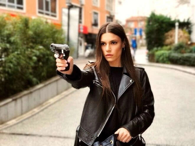 Arka Sokaklar'ın Zeliş'i dekolteli poz verdi, takipçileri tek bir şeye takıldı