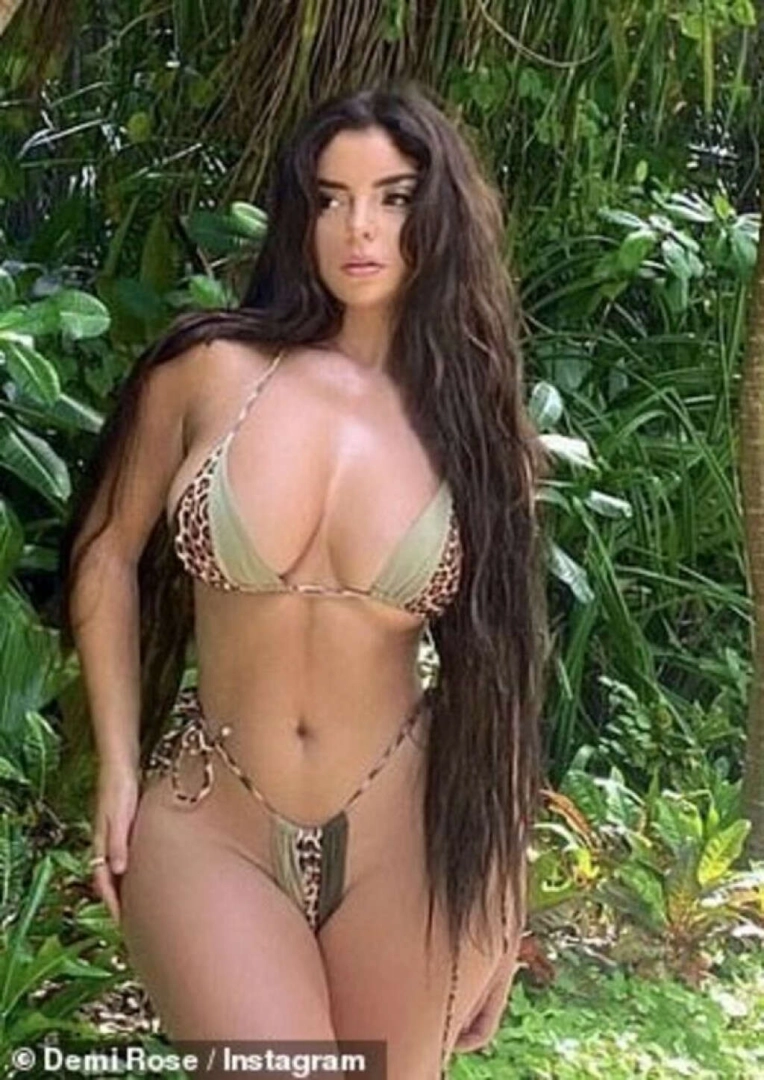Çiçek banyosu yapan Demi Rose tamamen çıplak