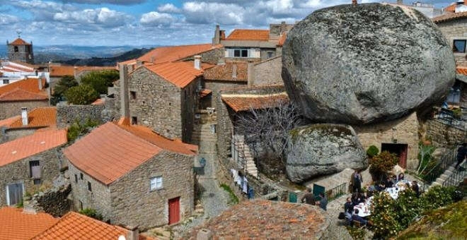 Kayalıkların altına inşa edilen köy görenleri büyülüyor!