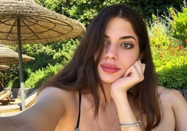 Defne Samyeli'nin kızı Derin Talu'dan mini etekli paylaşım