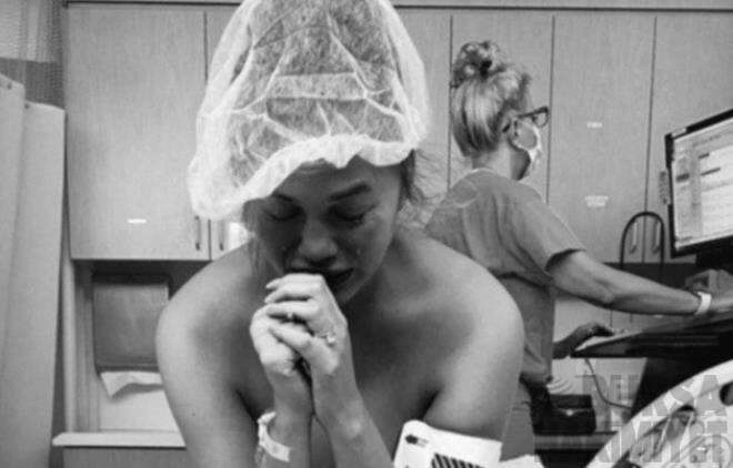 Suskunluğa ayna karşısında bacaklarını açıp poz vererek son verdi!