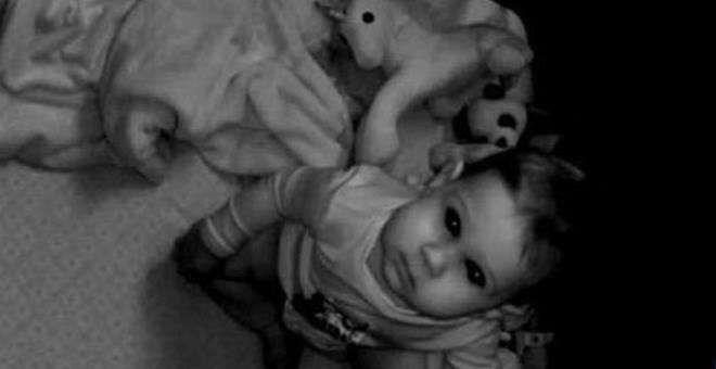 Bebeğinin odasına kamera koyan anne gördükleri karşısında şoke oldu!