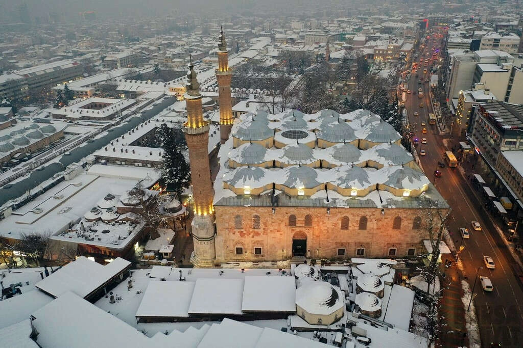 Bursa'da tarihi mekanlar gece ve gündüz karla ayrı güzel