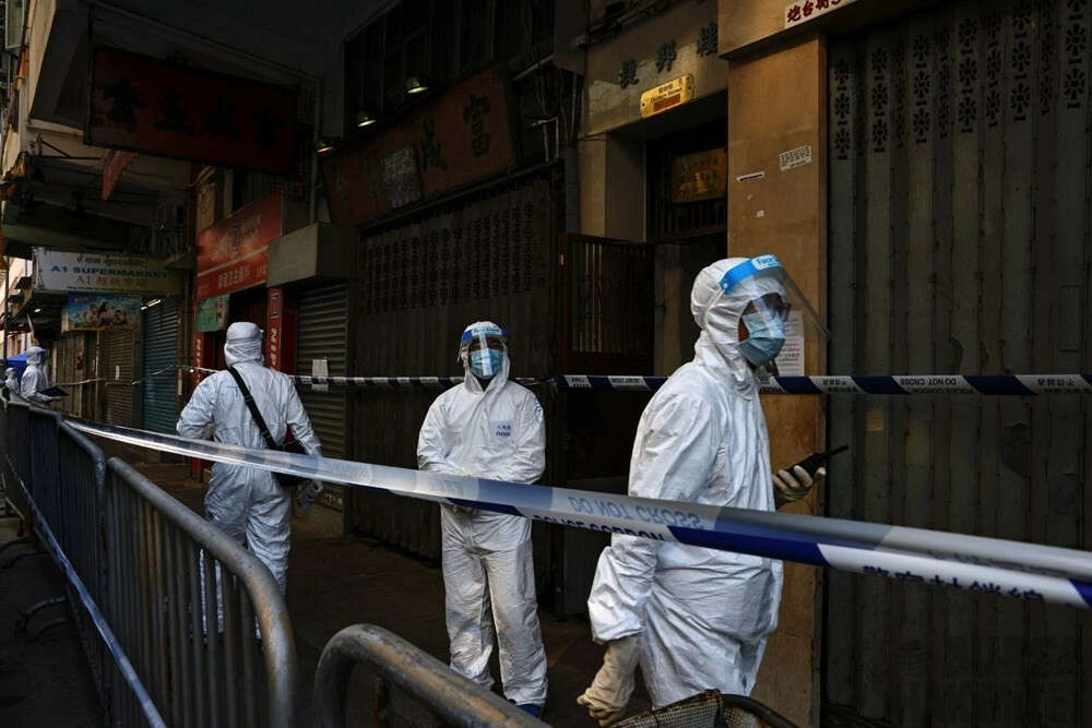 KOVID-19 mutasyonu: İyileşen ve aşılananlar yeniden hastalanabilir mi?