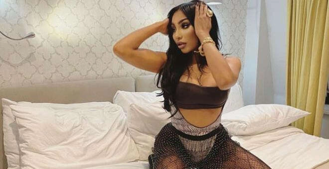 Skandallar kraliçesi çıplak fotoğraflarını alması için takipçilerini zorladı