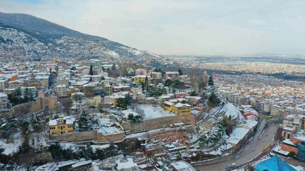 Bursa'nın tarihi ve doğal güzellikleri karlar altında büyüledi!