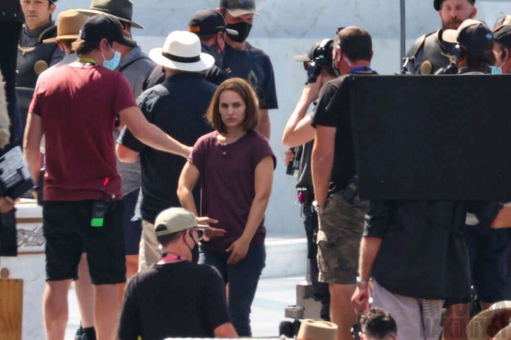 Natalie Portman kaslı kollarıyla dikkat çekti