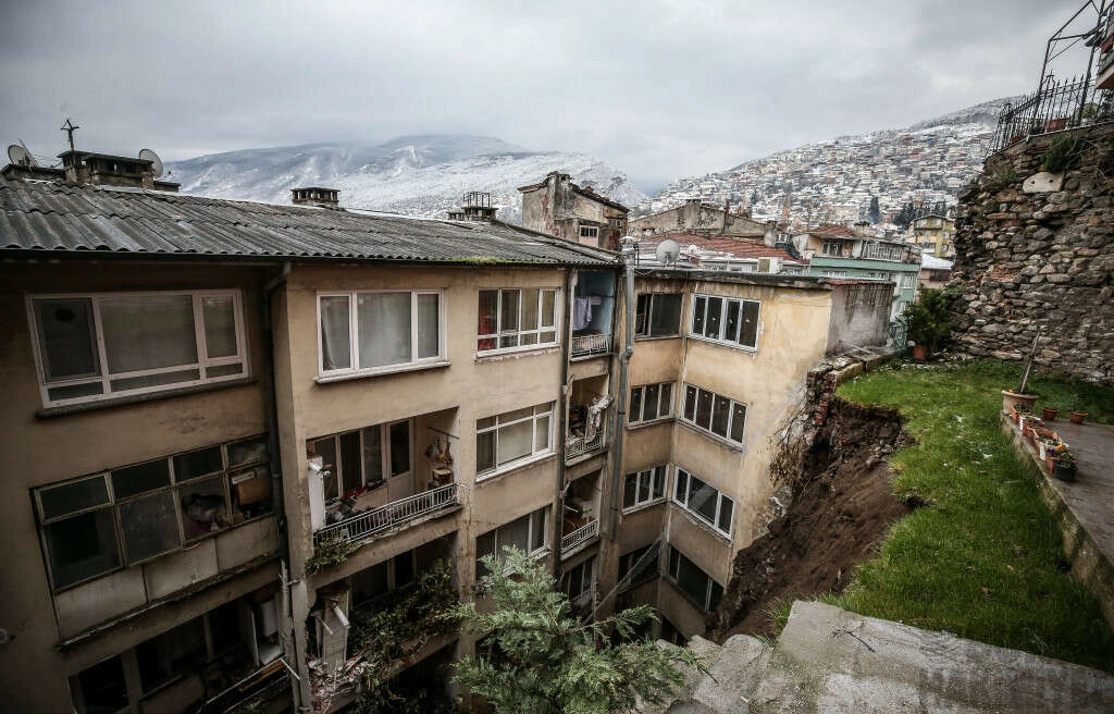 Bursa'da toprak kayması: Çok sayıda daire boşaltıldı!