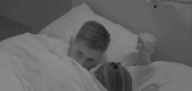 Tanıştıkları ilk gün battaniye altında ilişkiye girdiler!