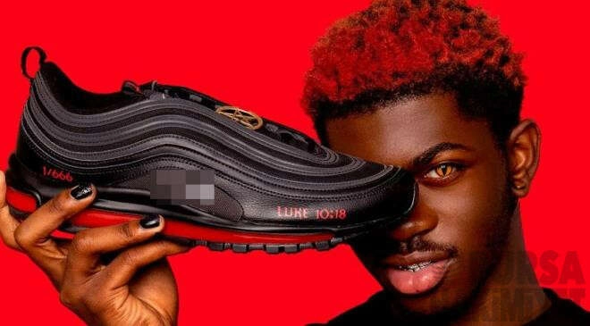 Ünlü rapçi içinde insan kanı olan spor ayakkabı tasarladı, yer yerinden oynadı!