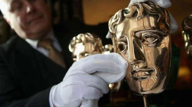 Hintli güzel dekoltesiyle şaşı etti