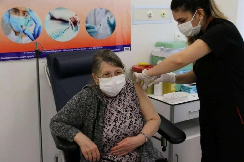 Aşı ne kadar süre koruyacak? 7 soruda cevap...