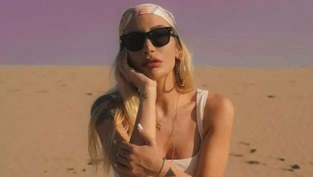 İrem Derici bikinili pozlarıyla adete şov yaptı!