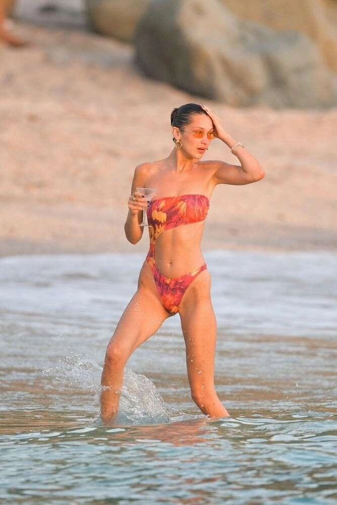 Bella Hadid'e bikinisi küçük geldi
