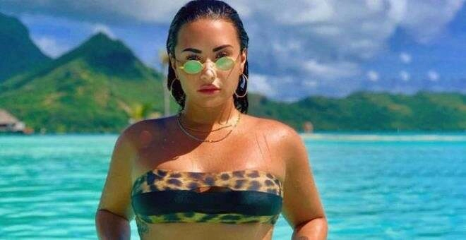 Demi Lovato transparan beyaz mayosuyla sere serpe