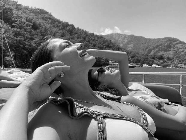 Pozlarıyla gündem oldu