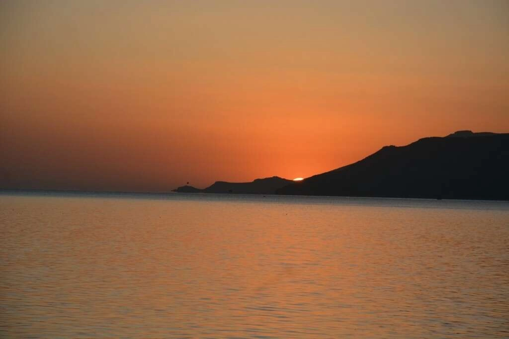 Tatvan'da kartpostallık gün doğumu