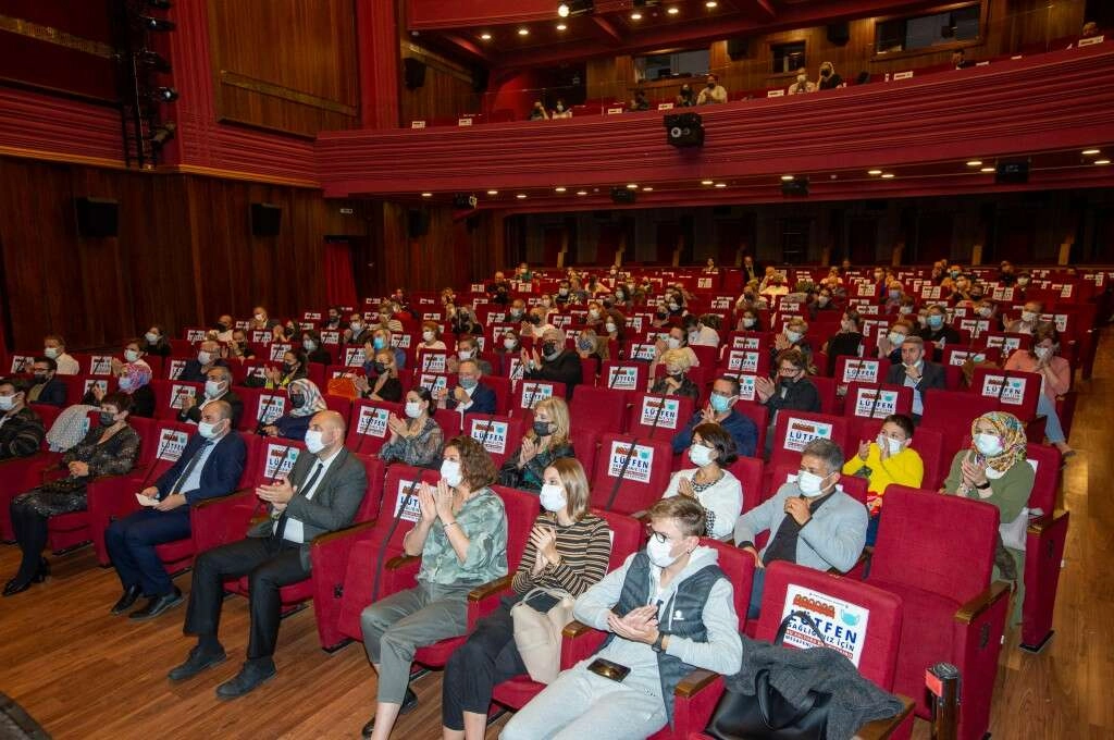 Bursa Şehir Tiyatrosu "Misafir" oyunu ile yeni sezonu açtı