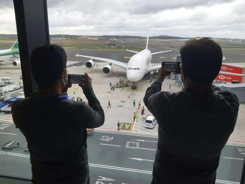Dünyanın en büyük uçağı İstanbul'a ilk yolcularını taşıdı