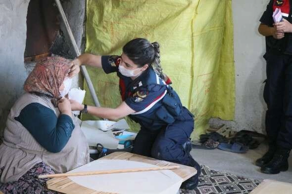 Kadın jandarmalar önce eğitim verdi, sonra oklavayı alıp hamur açtı