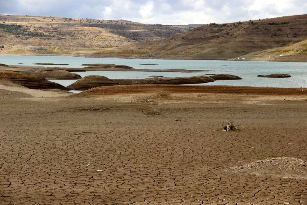 Suyu 1 kilometre çekildi, barajın son görüntüsü korkuttu