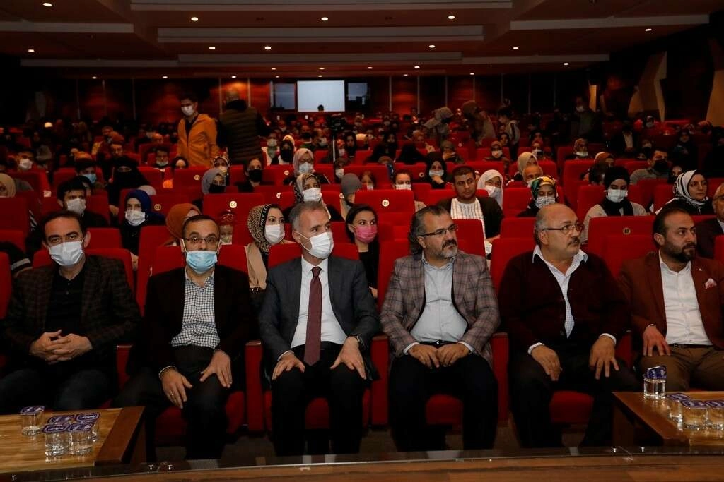 Bursa'da 'Huzurlu aile, mutlu gençlik' semineri başladı