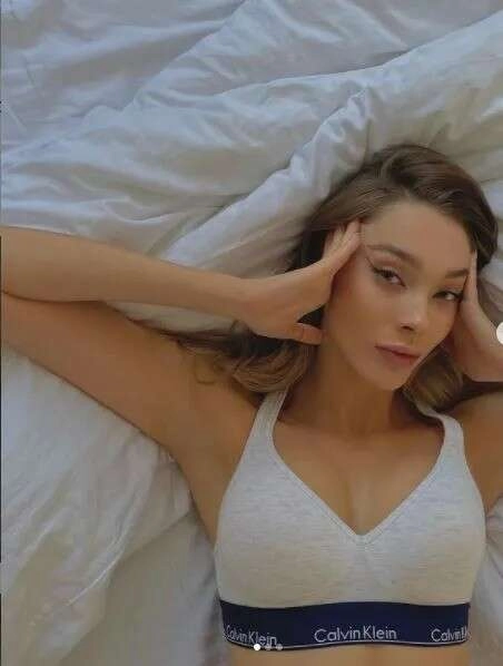 Lisaveta Karibskaya'dan yatak pozları