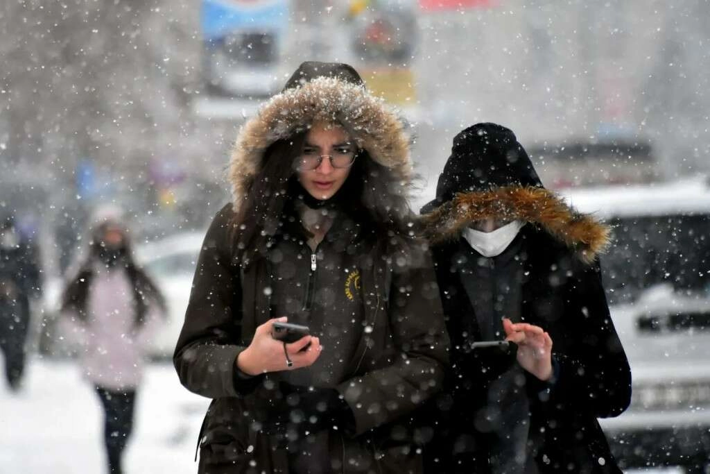 Güne kar sürprizi ile uyandılar
