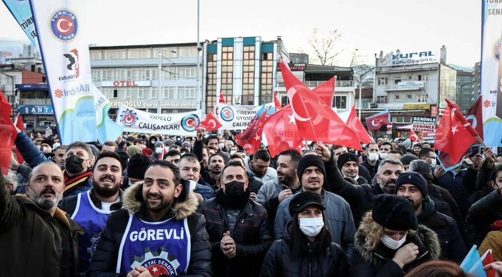 Türk Metal Sendikası üyesi işçiler, Bursa'da eylem yaptı