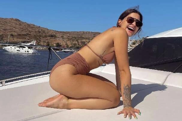 Fenomen Ala Tokel'in göğüs dekoltesine yorum yağdı!