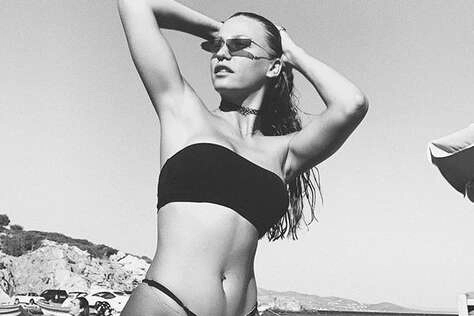 Serenay gözünü kimden alamıyor?