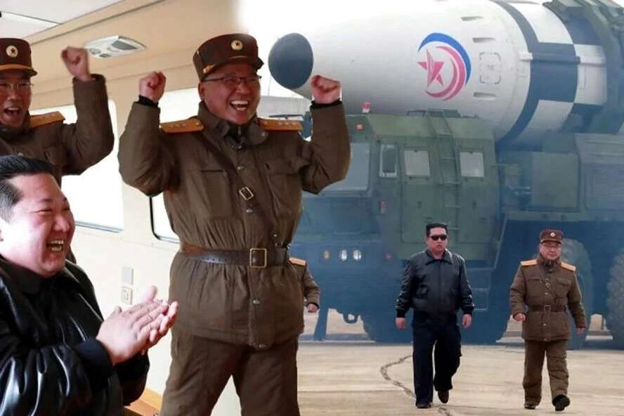 Kim Jong-Un Kuzey Kore'nin füze gösterisi klibinde başrol oldu