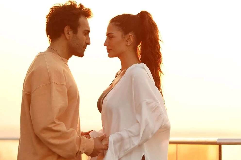 Demet Özdemir ile Buğra Gülsoy'un başrolde olduğu 'Dünyayla Benim Aramda'dan ilk kareler