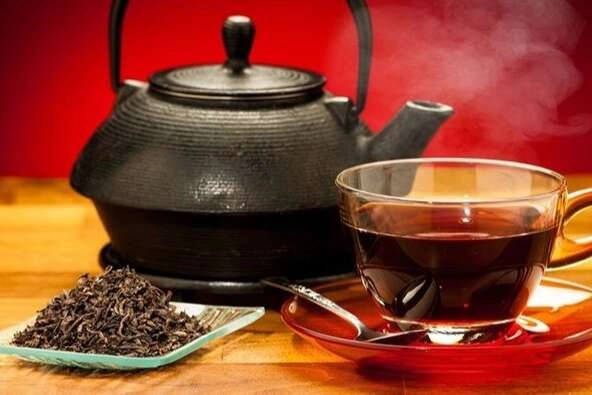 Demlikte kalan çayı atmayın! Bakın ne işe yarıyor...