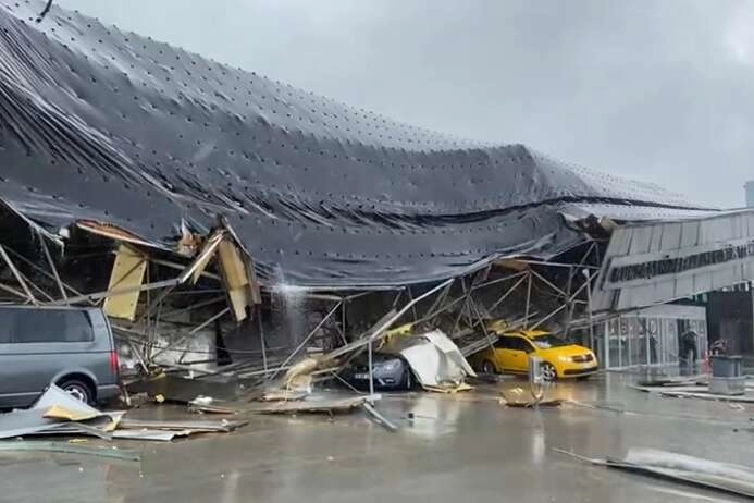 Bursa Şehirlerarası Otobüs Terminali'nin çatısı çöktü!