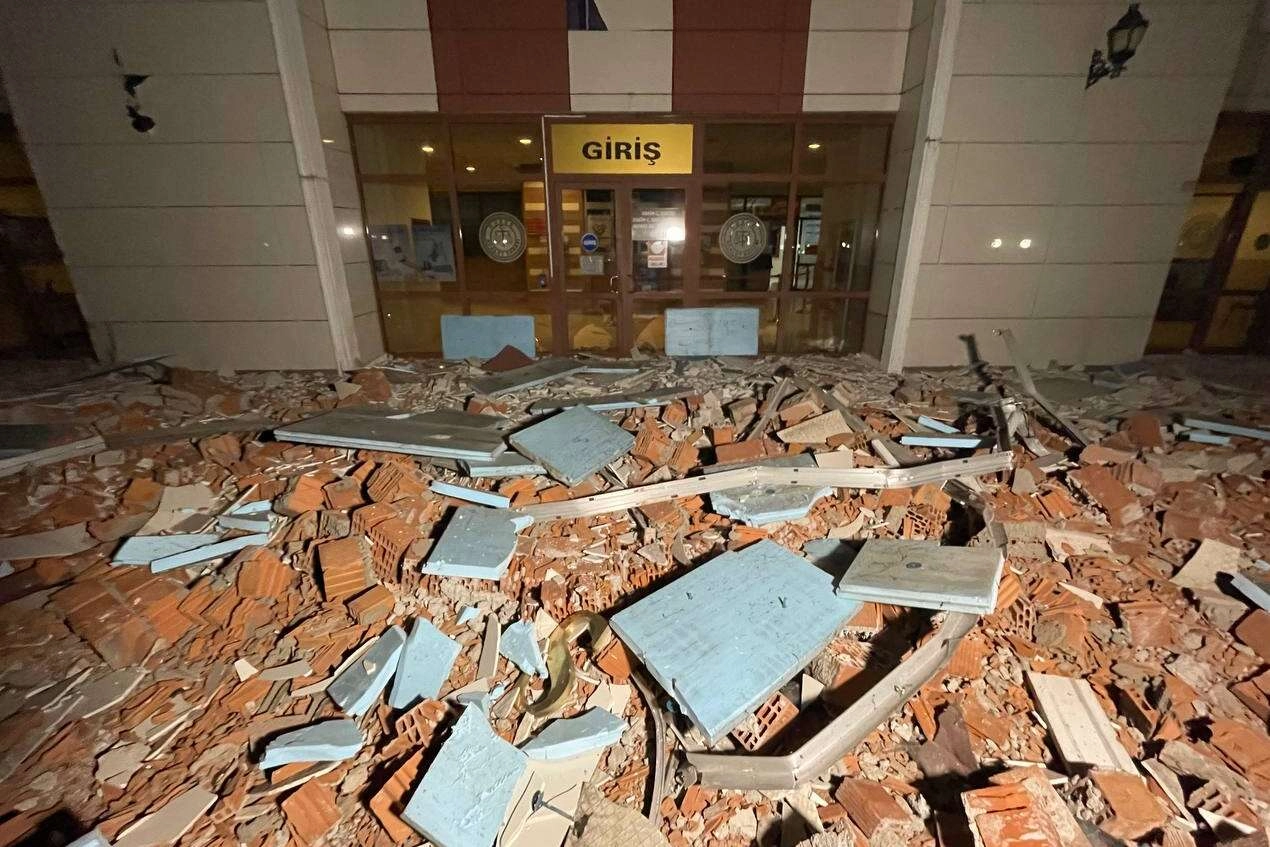 Düzce 5.9'luk deprem sonrası ortaya çıkan görüntüler!